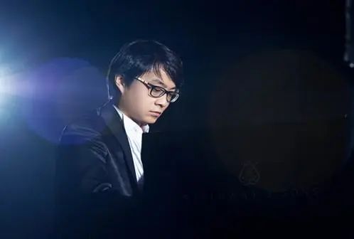 宋思衡的“宅抗疫” | 挑战主播、筹集口罩、闭关作曲，这位取消了20场演出的钢琴家原来这么忙！